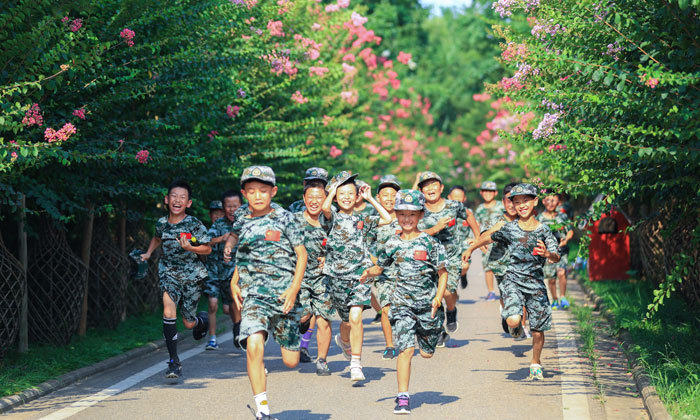 [武汉阳光领袖夏令营]湖北正念夏令营：军事夏令营适合多大的学生参加？