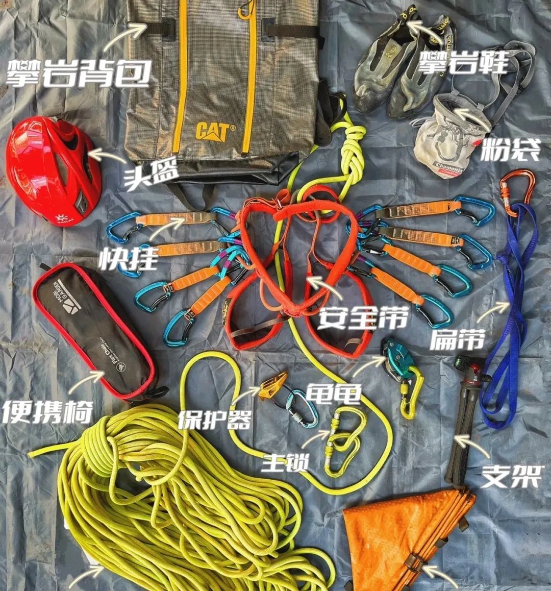 费用包含： 装备：CS套装、服装、攀树装备； 场地：活动所涉及的场地费用； 师资：中国登山协会持证教练； 餐饮：营养午餐（盒饭、水果、酸奶）； 药品：常备外伤药、口罩、酒精等； 摄影：专业摄影记录活动； 保险：高额户外保险。 费用不含： ① 发票费用； ② 个人所产生的所有消费； ③ 因个人原因滞留产生的一切费用。 