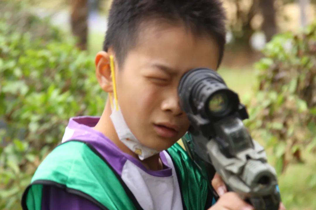 扁带运动又叫走扁带，由国外登山者在走钢丝运动的基础上开创而来，被经常作为攀岩者的训练项目，用来提高攀登平衡技术。