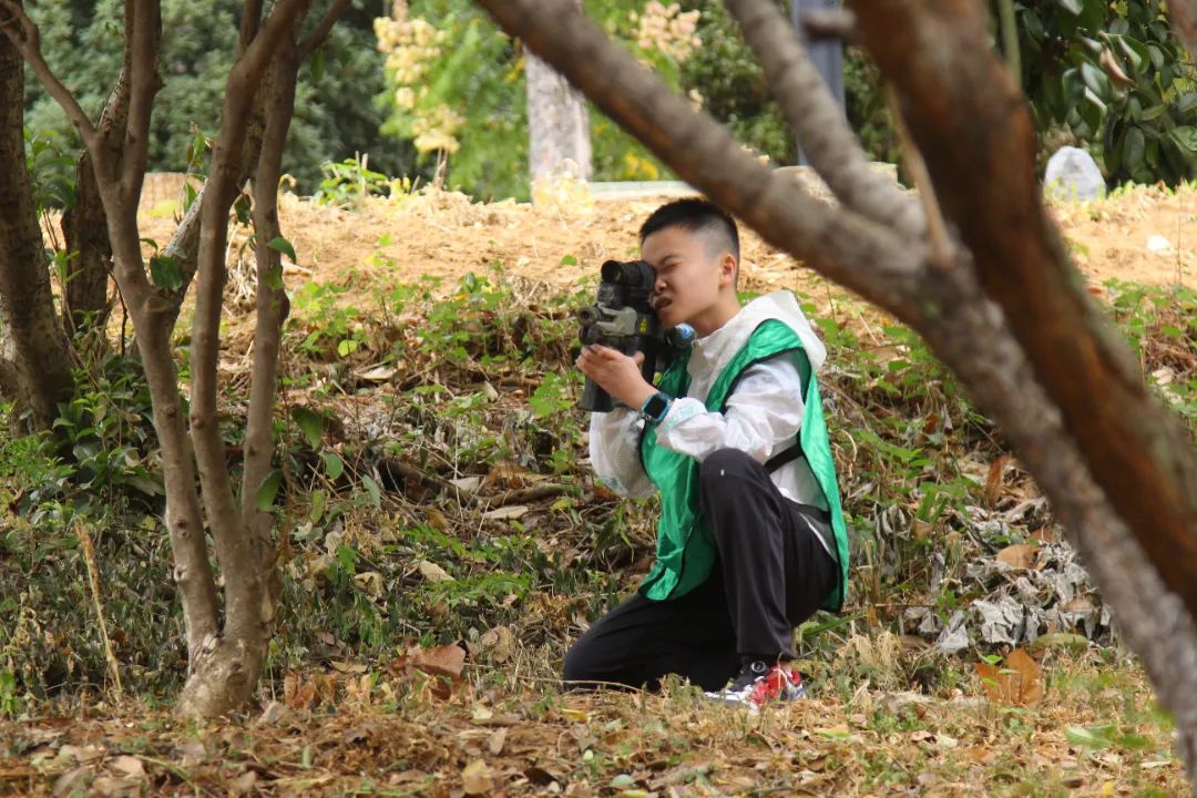 扁带运动又叫走扁带，由国外登山者在走钢丝运动的基础上开创而来，被经常作为攀岩者的训练项目，用来提高攀登平衡技术。