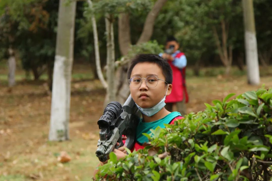扁带运动又叫走扁带，由国外登山者在走钢丝运动的基础上开创而来，被经常作为攀岩者的训练项目，用来提高攀登平衡技术。